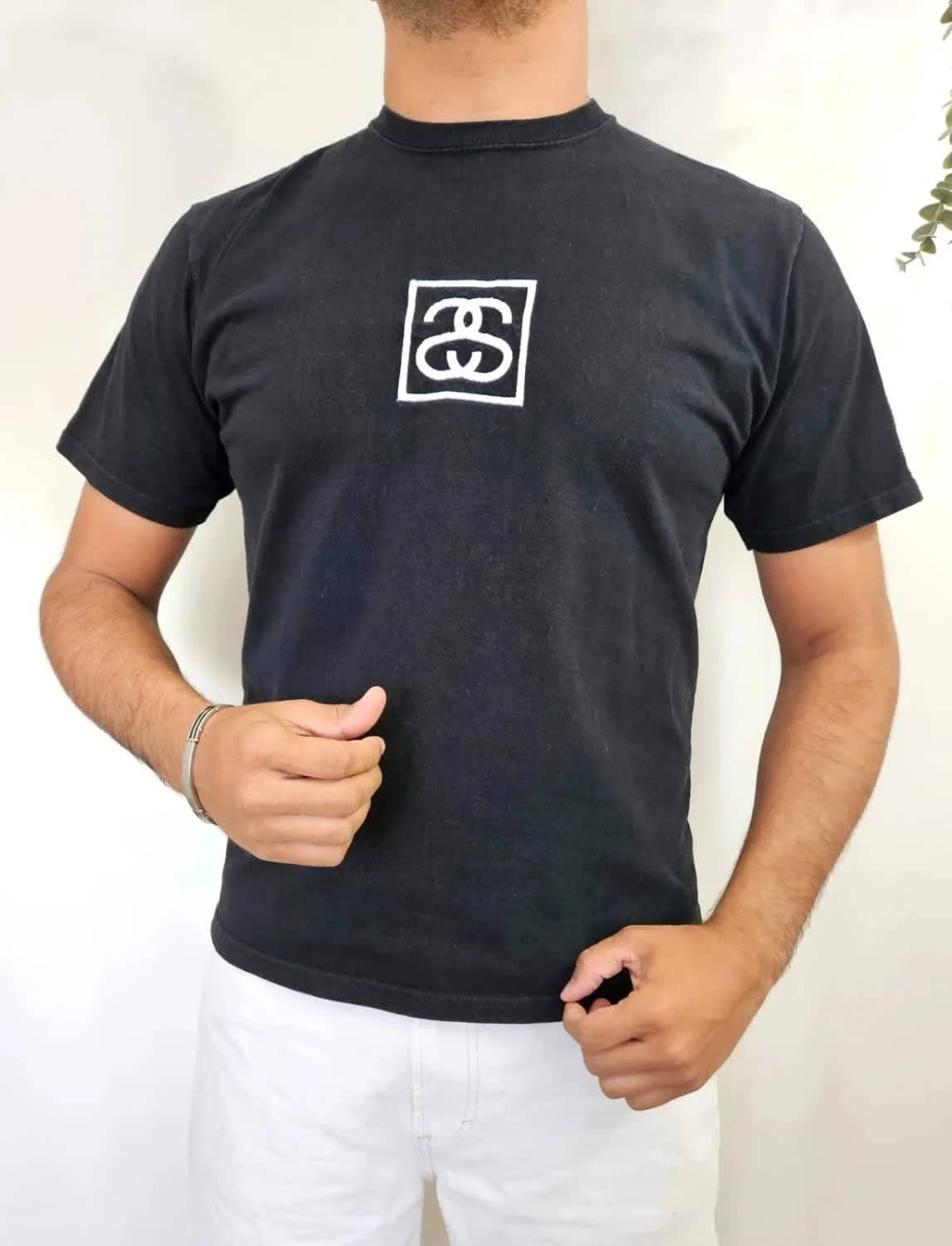 T-shirt Stüssy noir brodé box logo blanc taille M