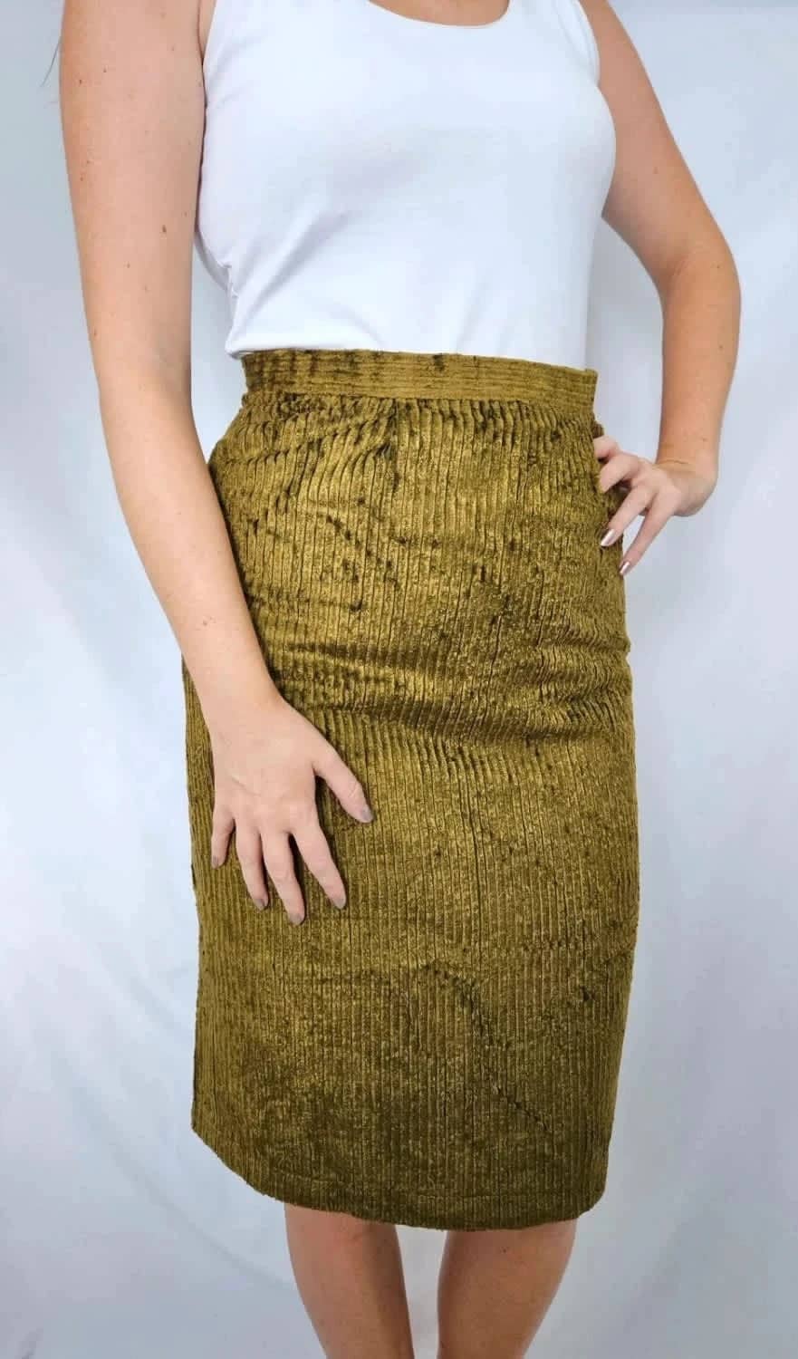 Jupe crayon en velours côtelé vert olive taille 36