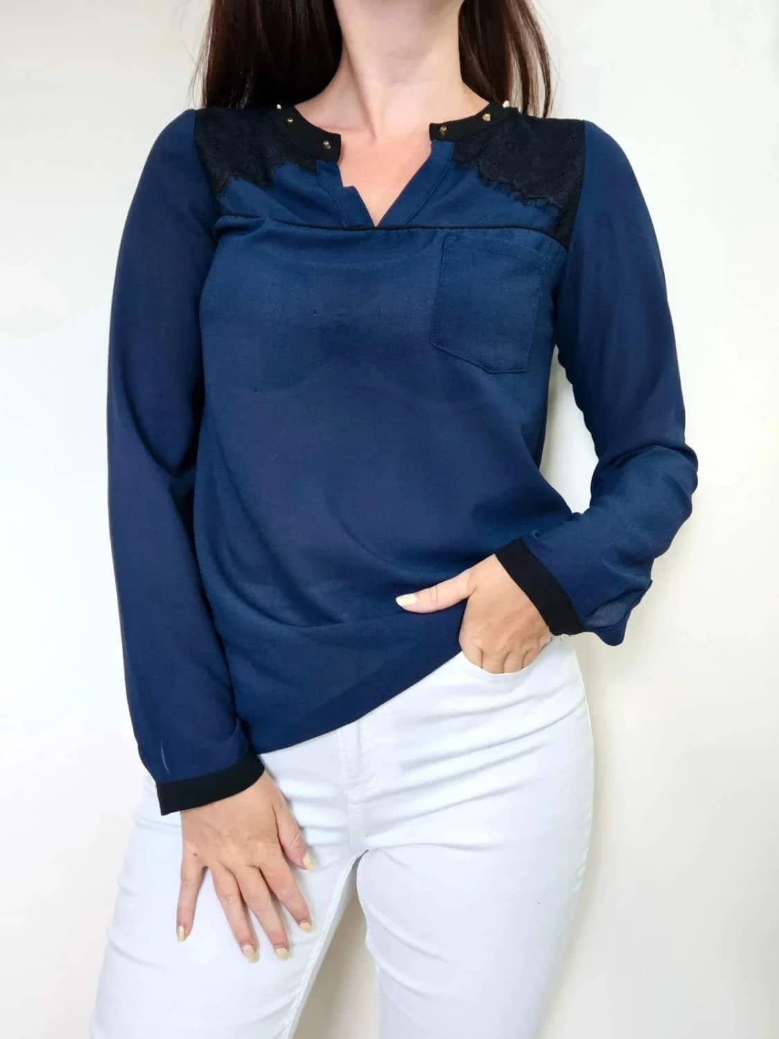 Blouse See U Soon bleu marine avec dentelle et détails cloutés manches longues coupe ample