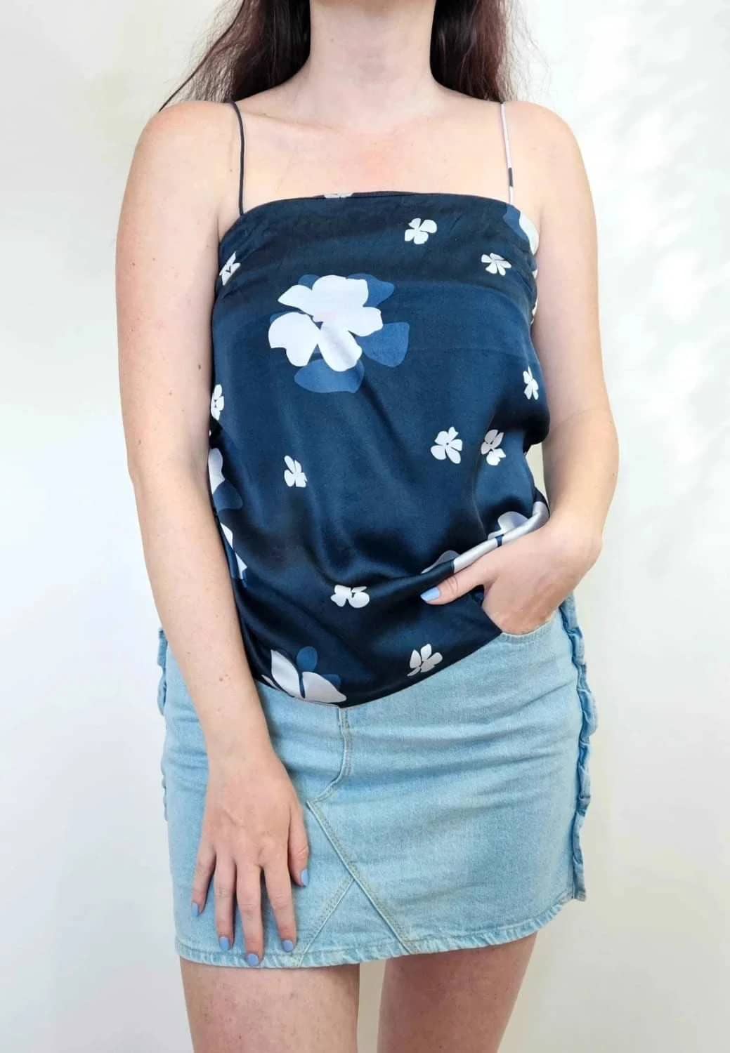 Top en soie Ginia bleu marine à bretelles fines et imprimé floral taille S
