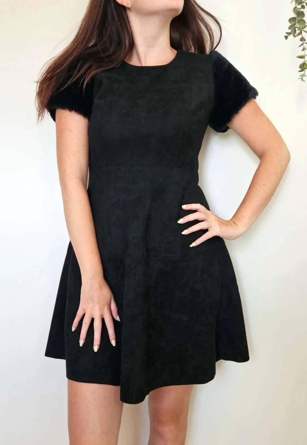 Robe noire Molly Bracken style suédine manches courtes fausse fourrure taille S
