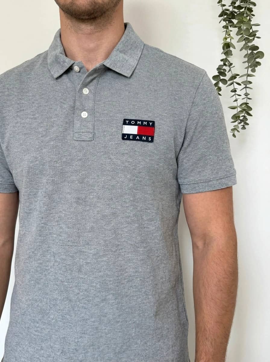 Polo Tommy Jeans gris chiné logo drapeau taille S - FP260223