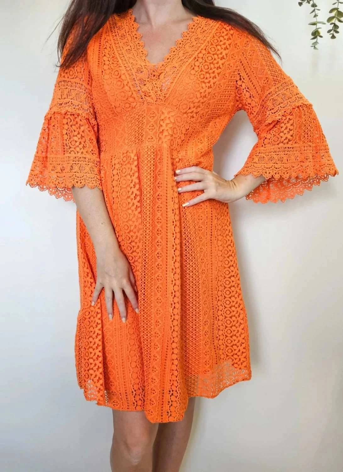 Robe bohème orange en dentelle crochet manches évasées doublée col V