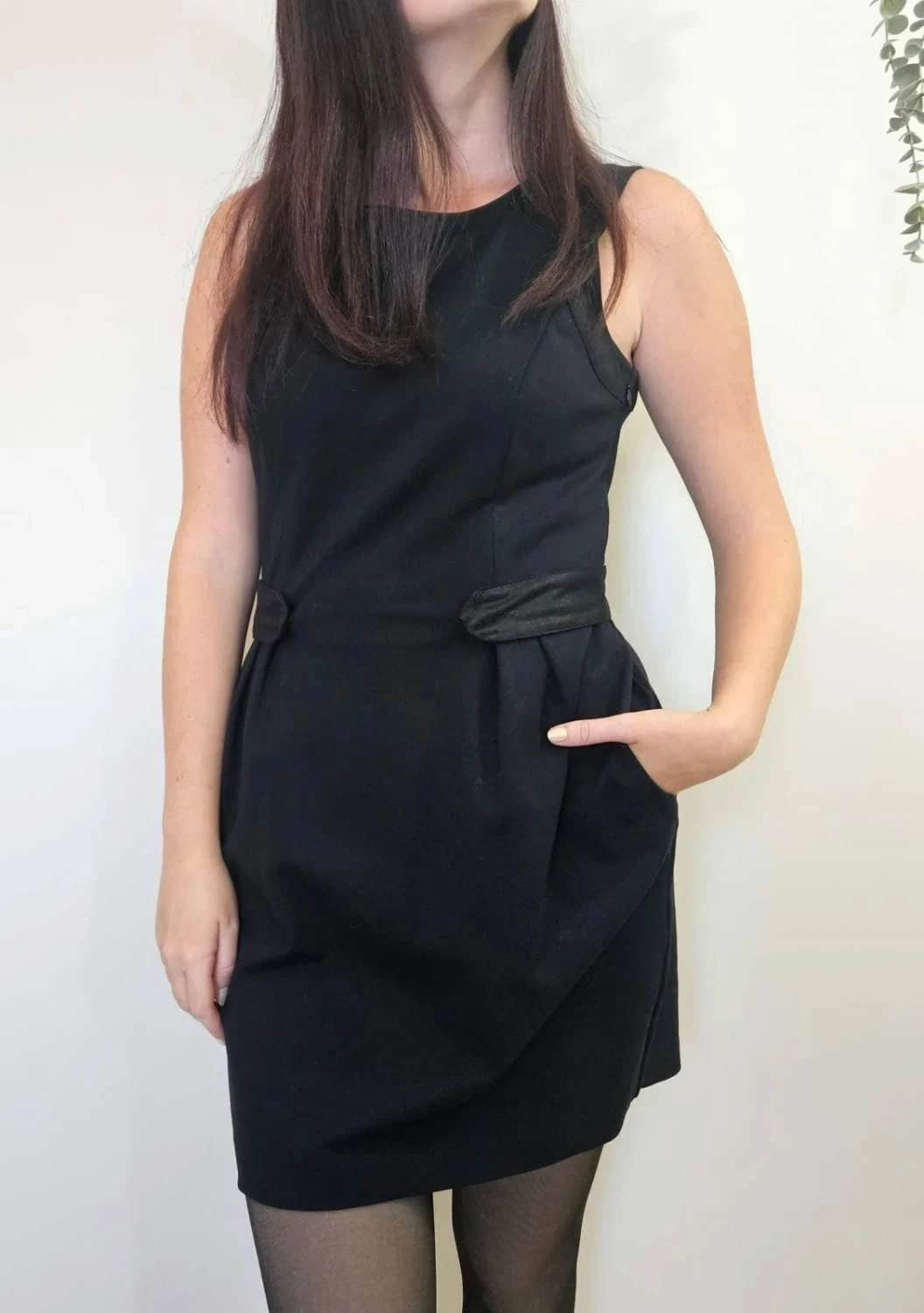 Robe noire sans manches Armani exchange détails satin taille 40