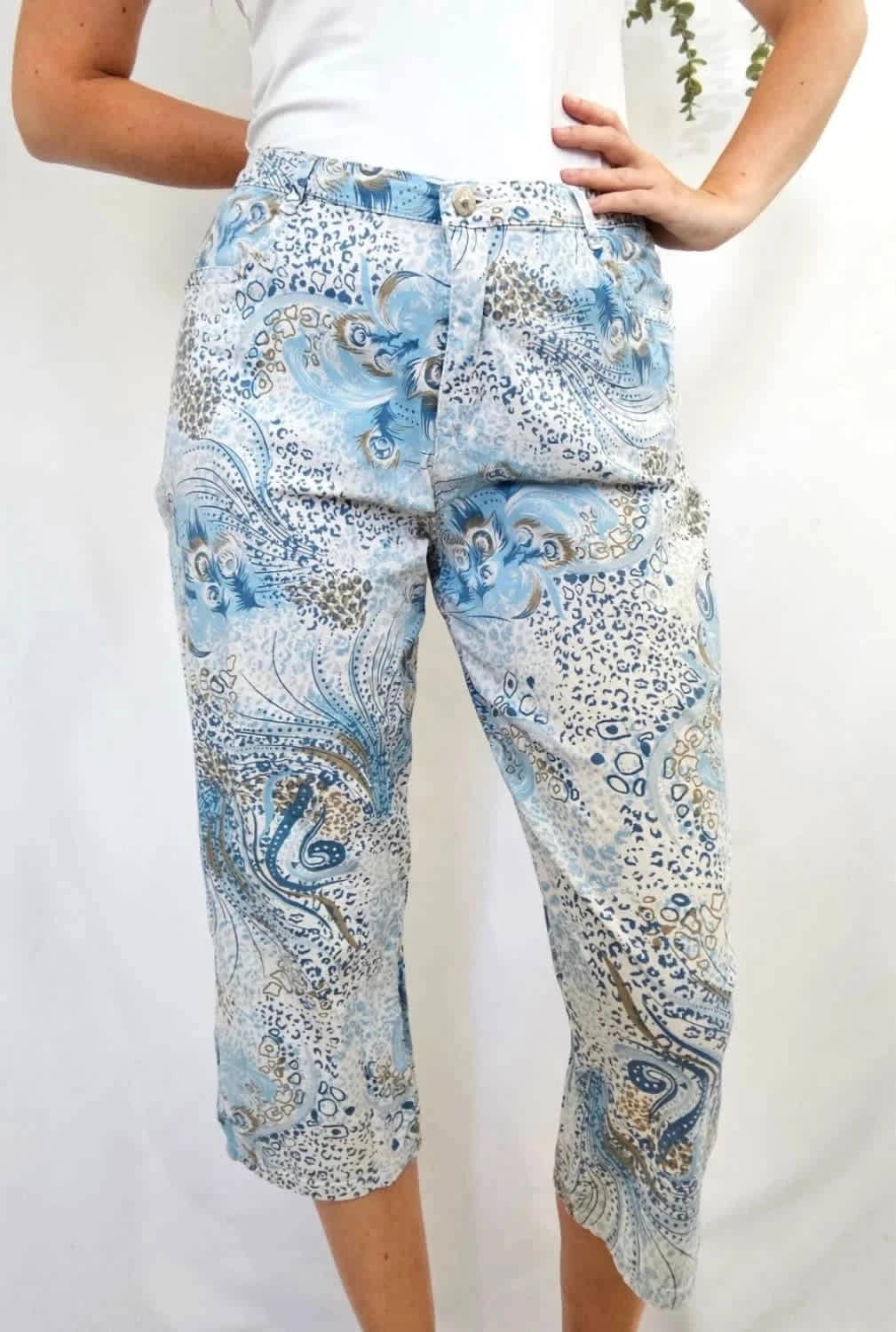 Pantalon court bleu I.Quing motifs plumes taille 46