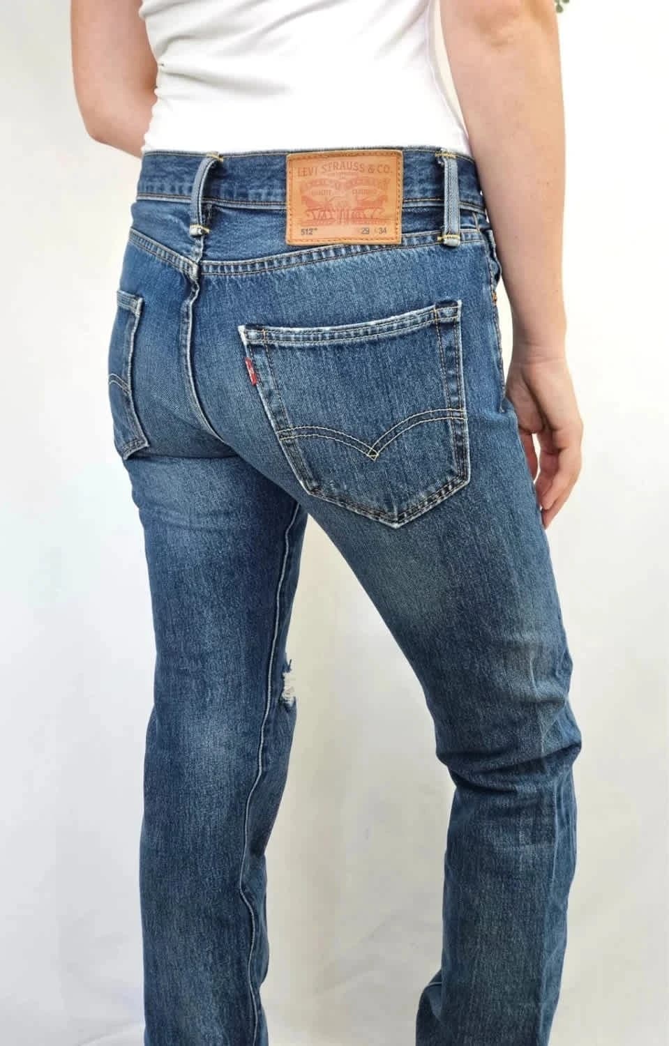 جينز أزرق Levi’s 512 مُمزّق بمقاس W29 - صورة 1/10