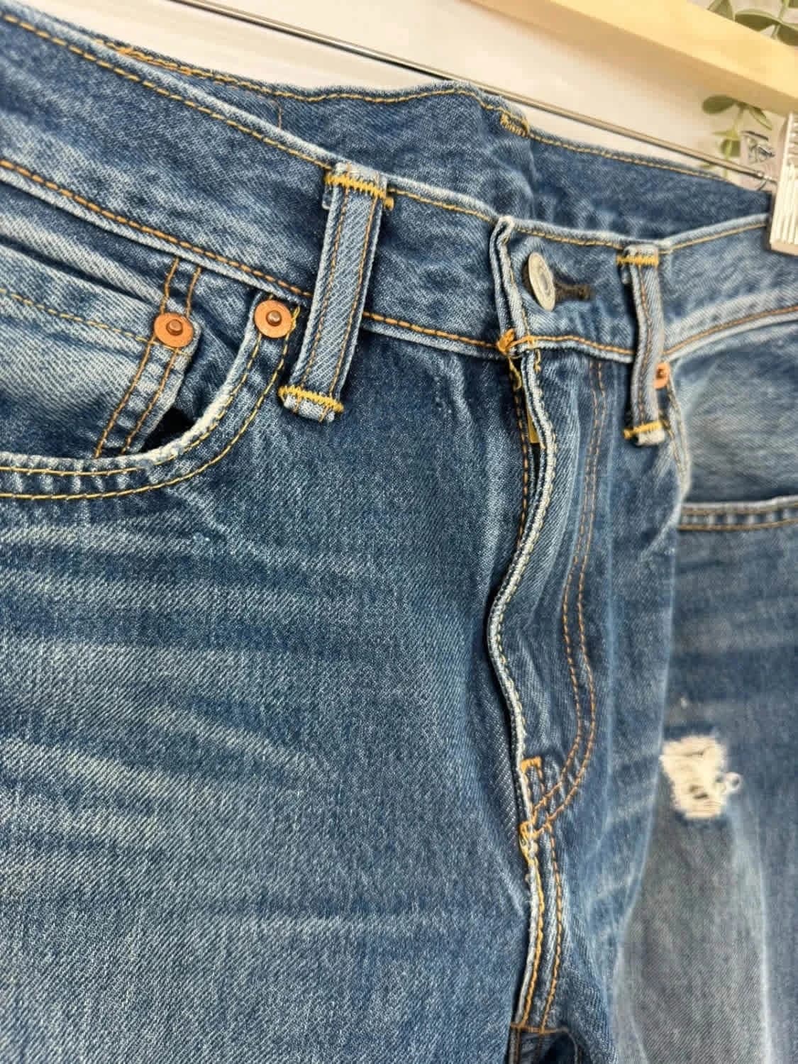 جينز أزرق Levi’s 512 مُمزّق بمقاس W29 - صورة 3/10