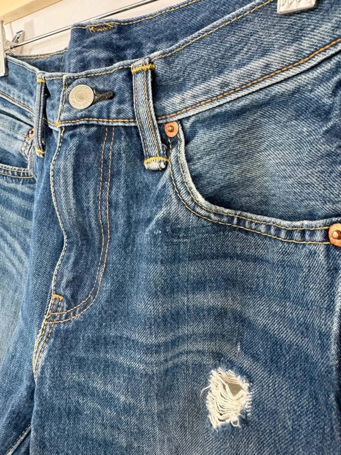 جينز أزرق Levi’s 512 مُمزّق بمقاس W29 - صورة 4/10