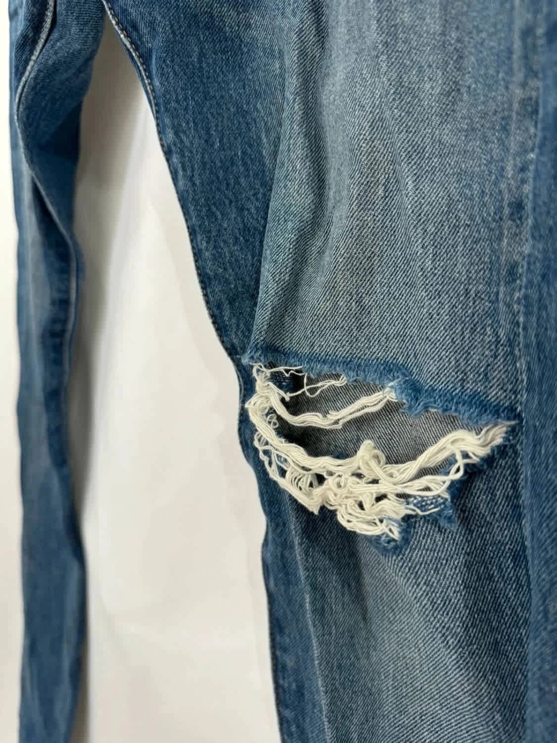 جينز أزرق Levi’s 512 مُمزّق بمقاس W29 - صورة 5/10