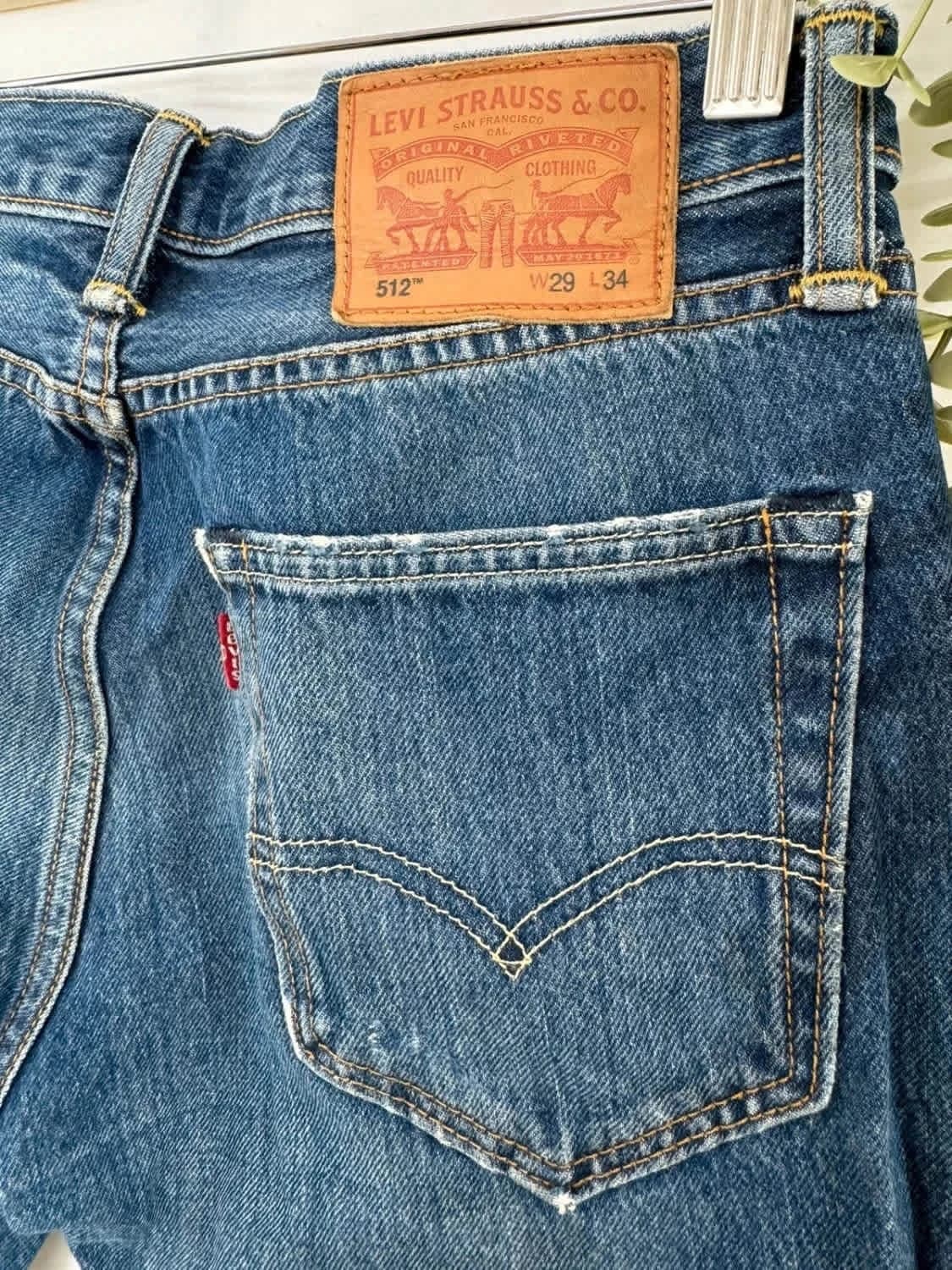جينز أزرق Levi’s 512 مُمزّق بمقاس W29 - صورة 6/10