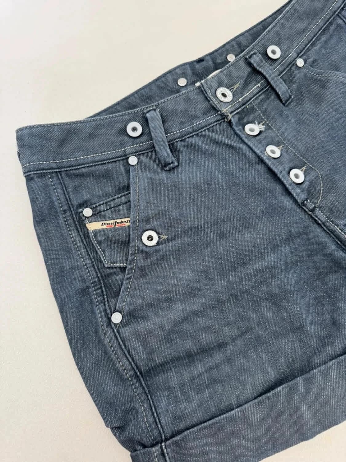 Short en jean bleu foncé Diesel boutons blancs W27 - Photo 3/7