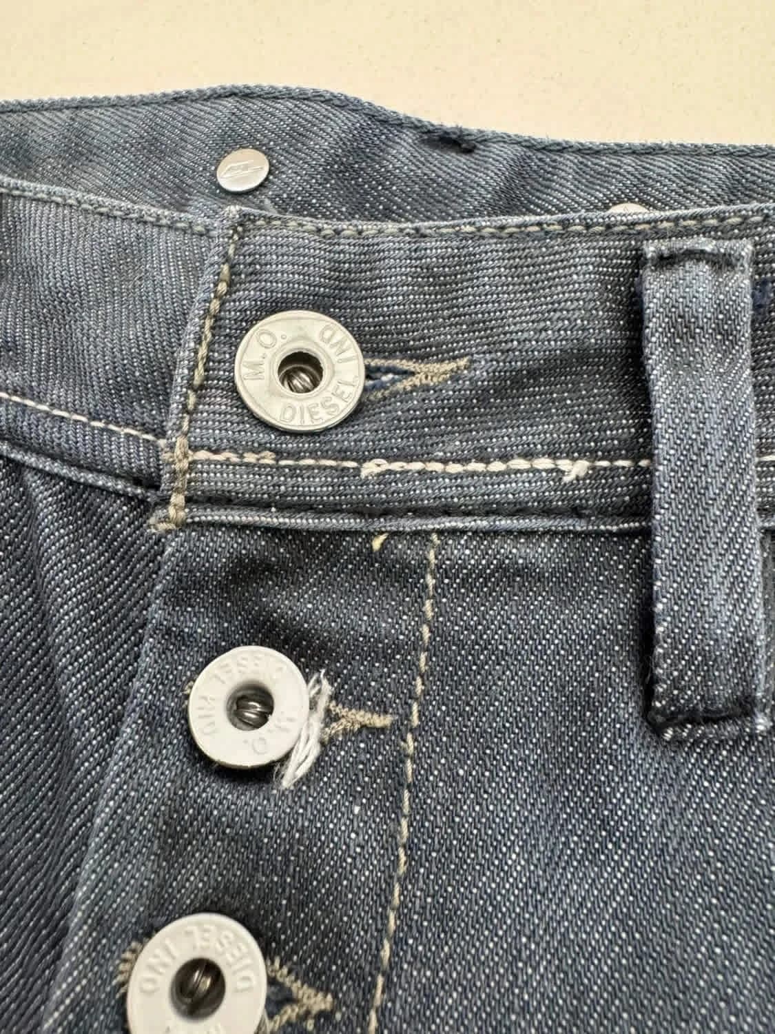 Short en jean bleu foncé Diesel boutons blancs W27 - Photo 4/7