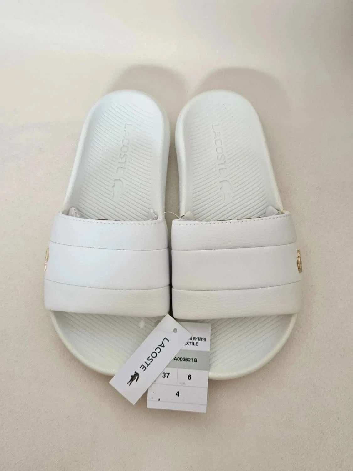 Λευκές σαγιονάρες μιούλ Lacoste με χρυσό λογότυπο κροκοδείλου, μέγεθος 37 - Φωτογραφία 2/5