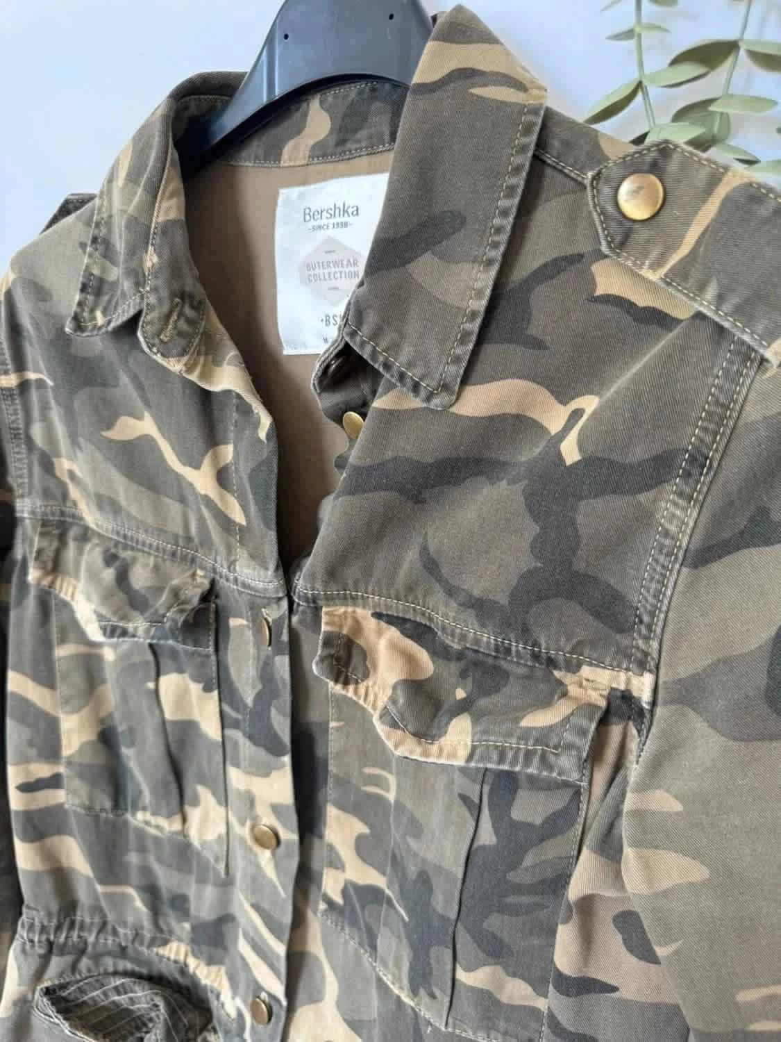 Bershka karinio stiliaus striukė, prigludusi, dydis 38 – nuotrauka 3/8