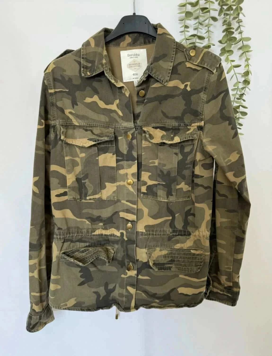 Bershka karinio stiliaus striukė, prigludusi, dydis 38 – nuotrauka 2/8
