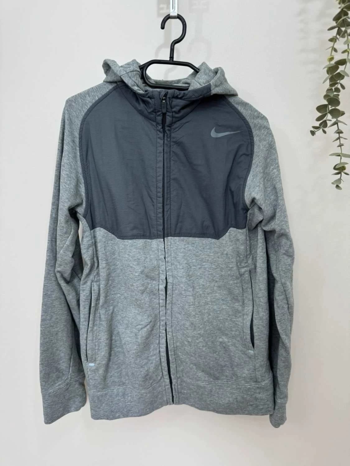 Nike techninis pilkas džemperis su užtrauktuku ir gobtuvu, dydis S - FP251280 – nuotrauka 2/8