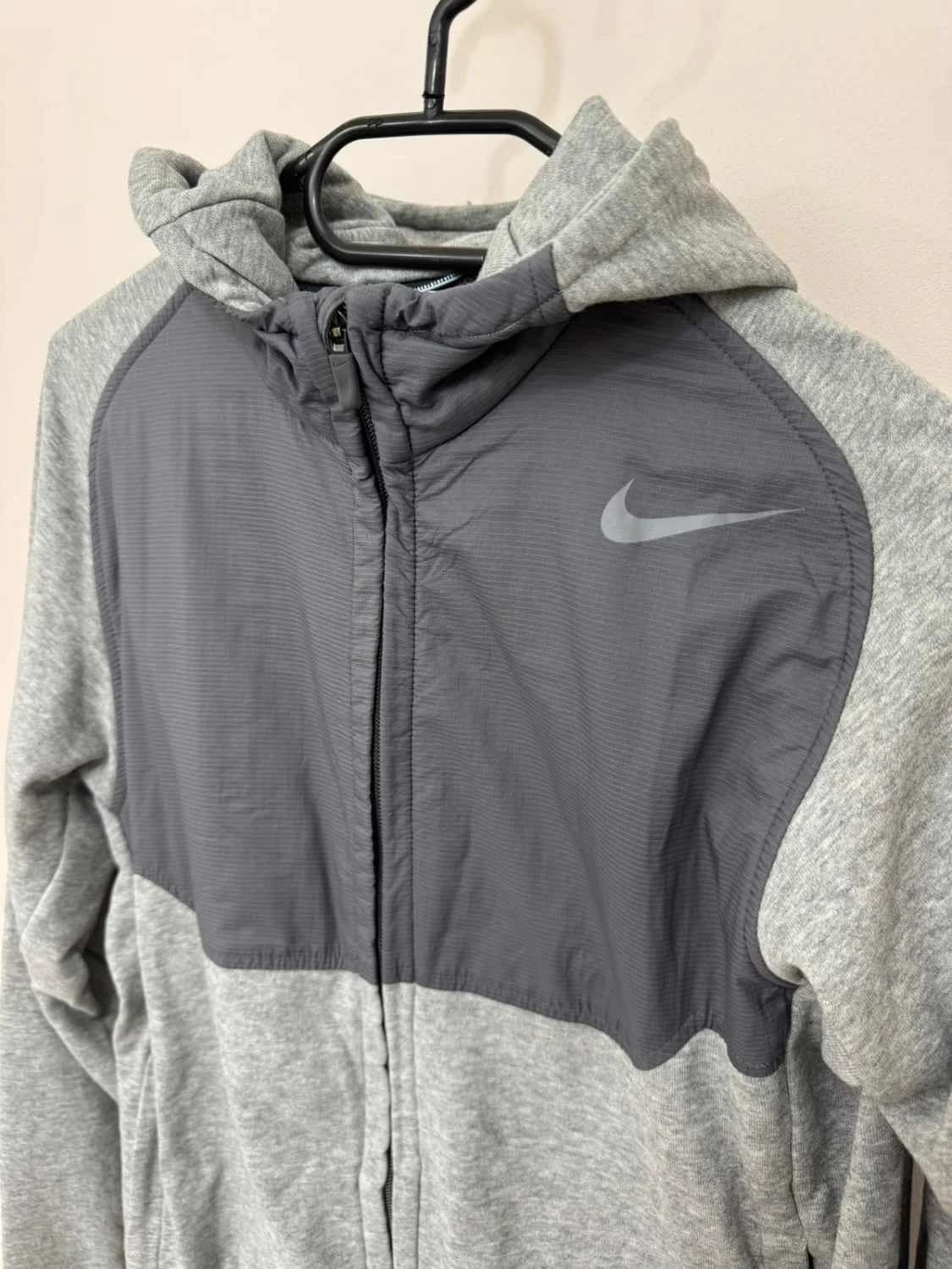 Nike techninis pilkas džemperis su užtrauktuku ir gobtuvu, dydis S - FP251280 – nuotrauka 4/8
