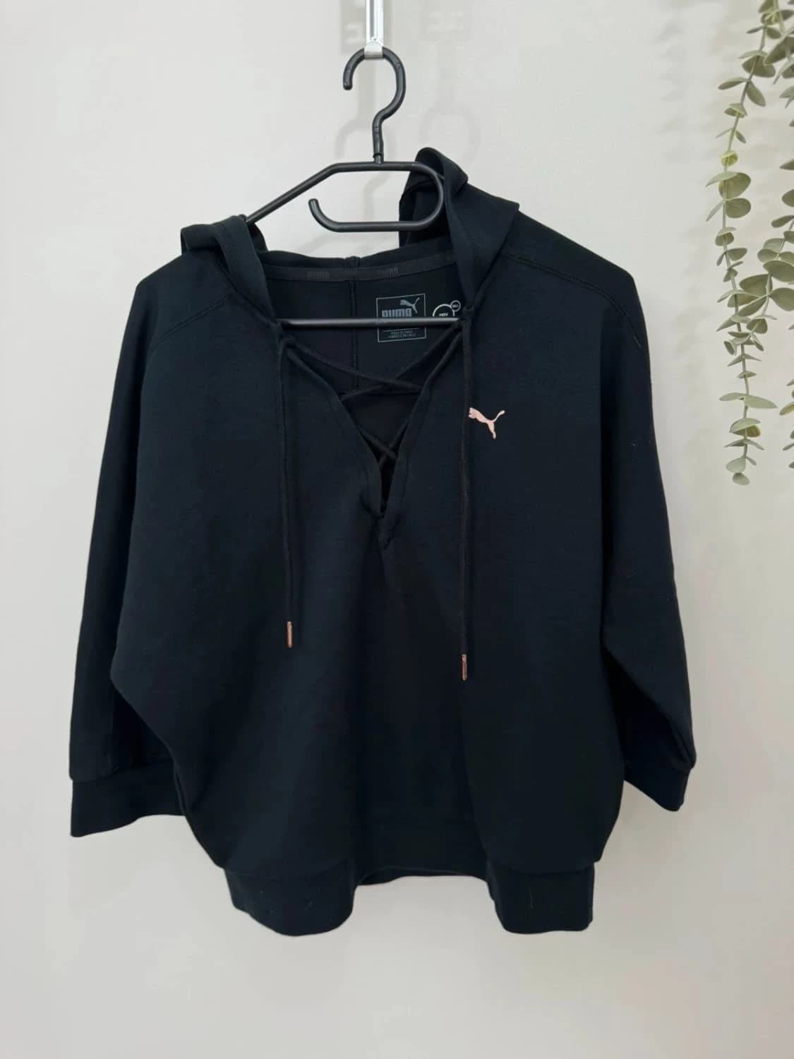 Mikina Puma čierna so šnúrkou pri golieri, bavlnená s kapucňou, logo rose gold, veľkosť M - FP251279 – fotka 2/5