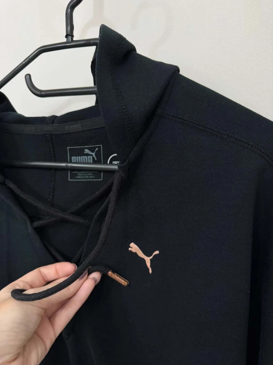 Mikina Puma čierna so šnúrkou pri golieri, bavlnená s kapucňou, logo rose gold, veľkosť M - FP251279 – fotka 3/5