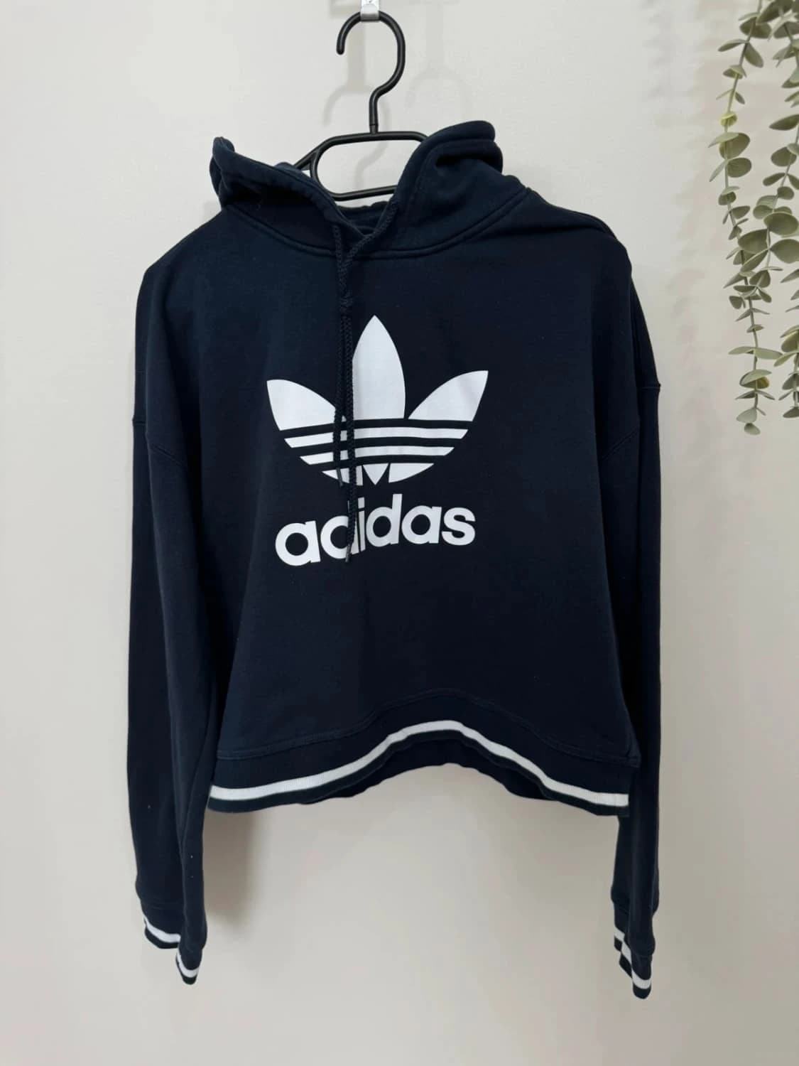 Adidas Originals tamsiai mėlynas gobtuvinis džemperis su baltu logotipu, tiesaus kirpimo, dydis M - FP251296 – nuotrauka 2/6