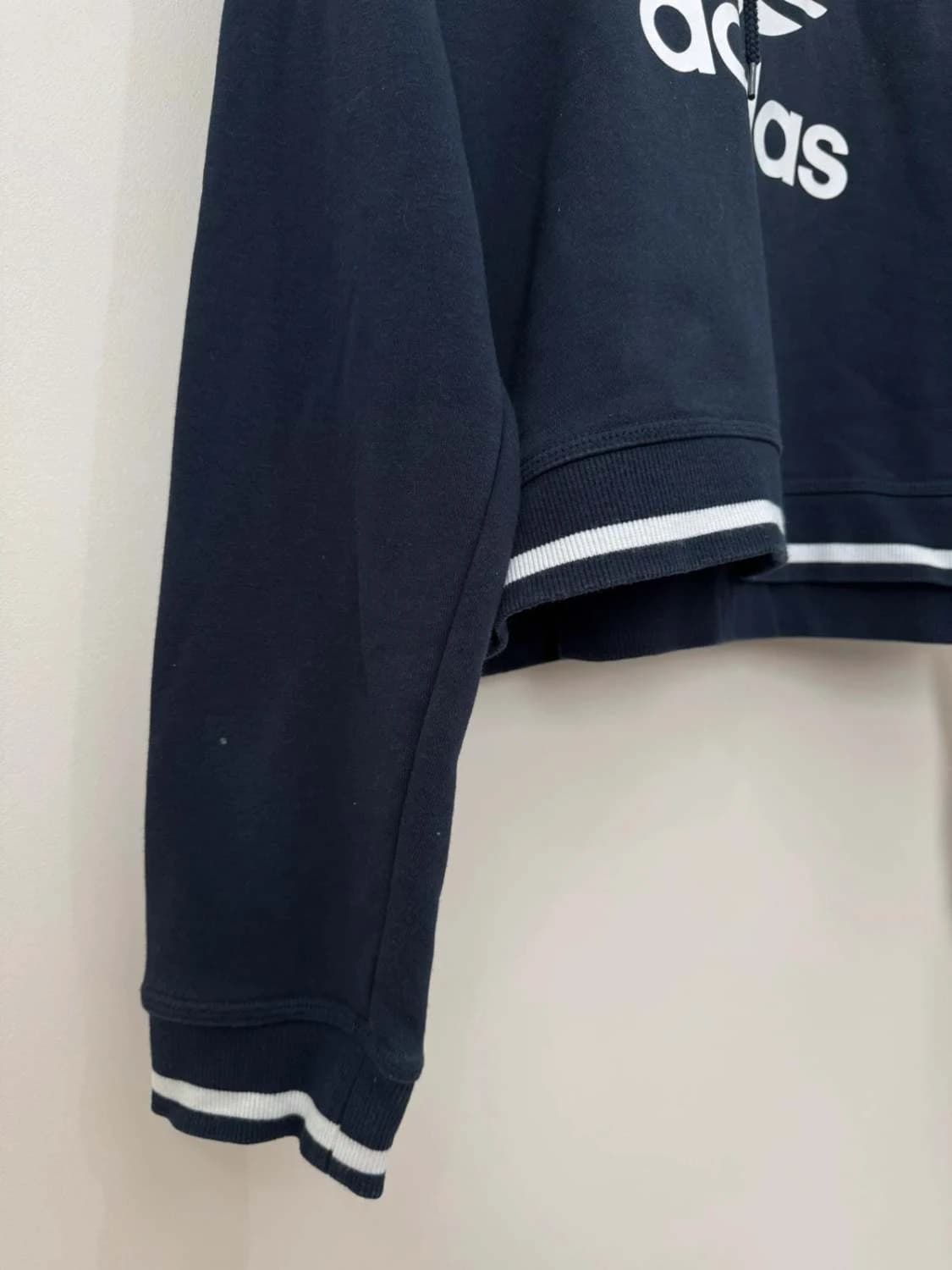 Adidas Originals tamsiai mėlynas gobtuvinis džemperis su baltu logotipu, tiesaus kirpimo, dydis M - FP251296 – nuotrauka 3/6