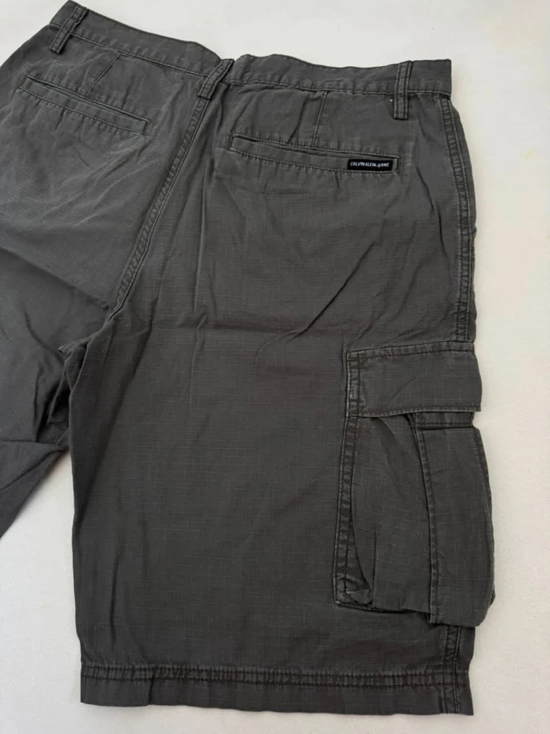 Short cargo Calvin Klein gris foncé taille W32 - Photo 7/9