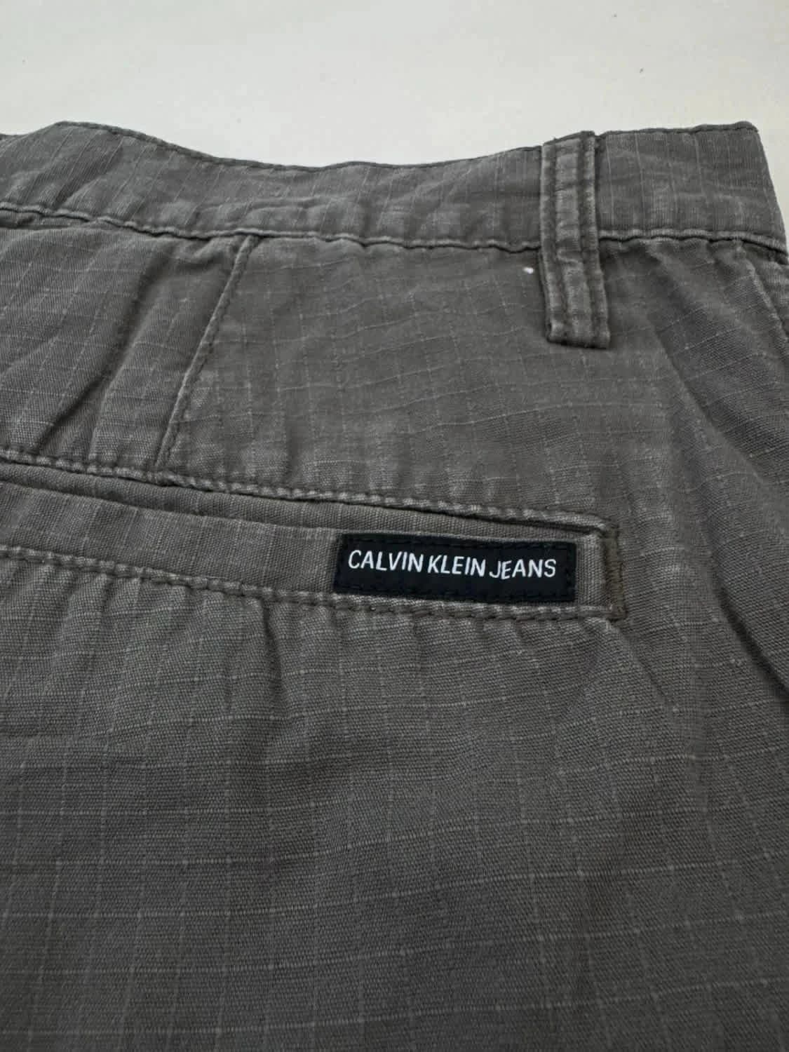 Short cargo Calvin Klein gris foncé taille W32 - Photo 8/9