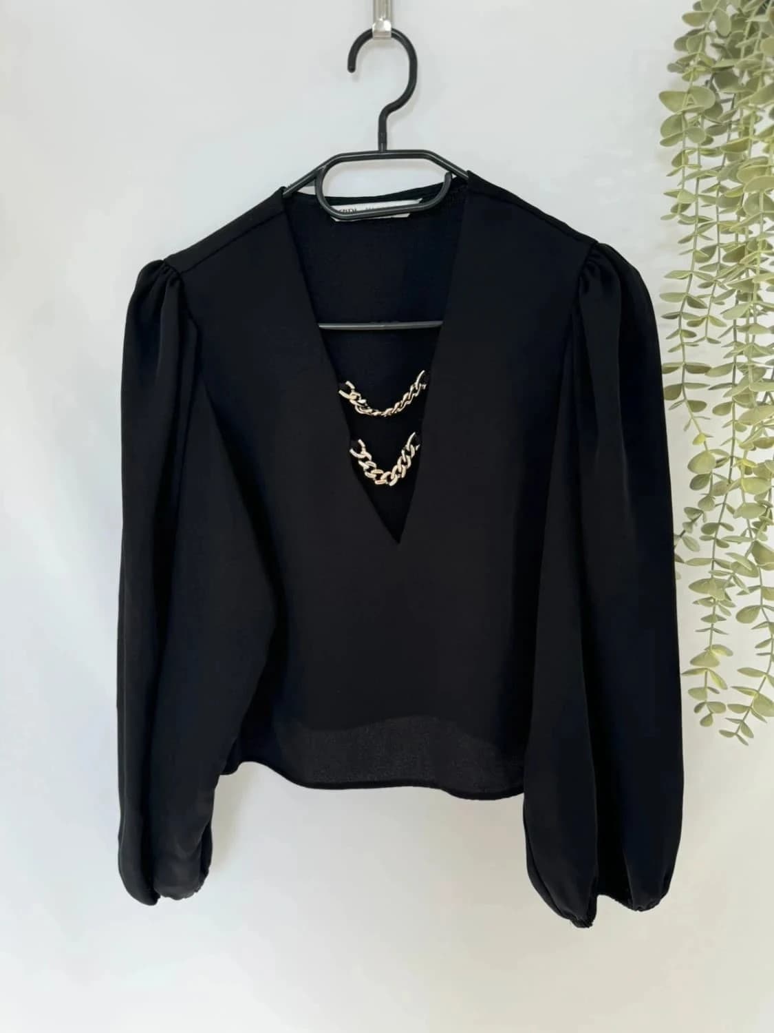 Blouse chic et élégante Zara noire avec chaînes dorées taille S - Photo 2/3