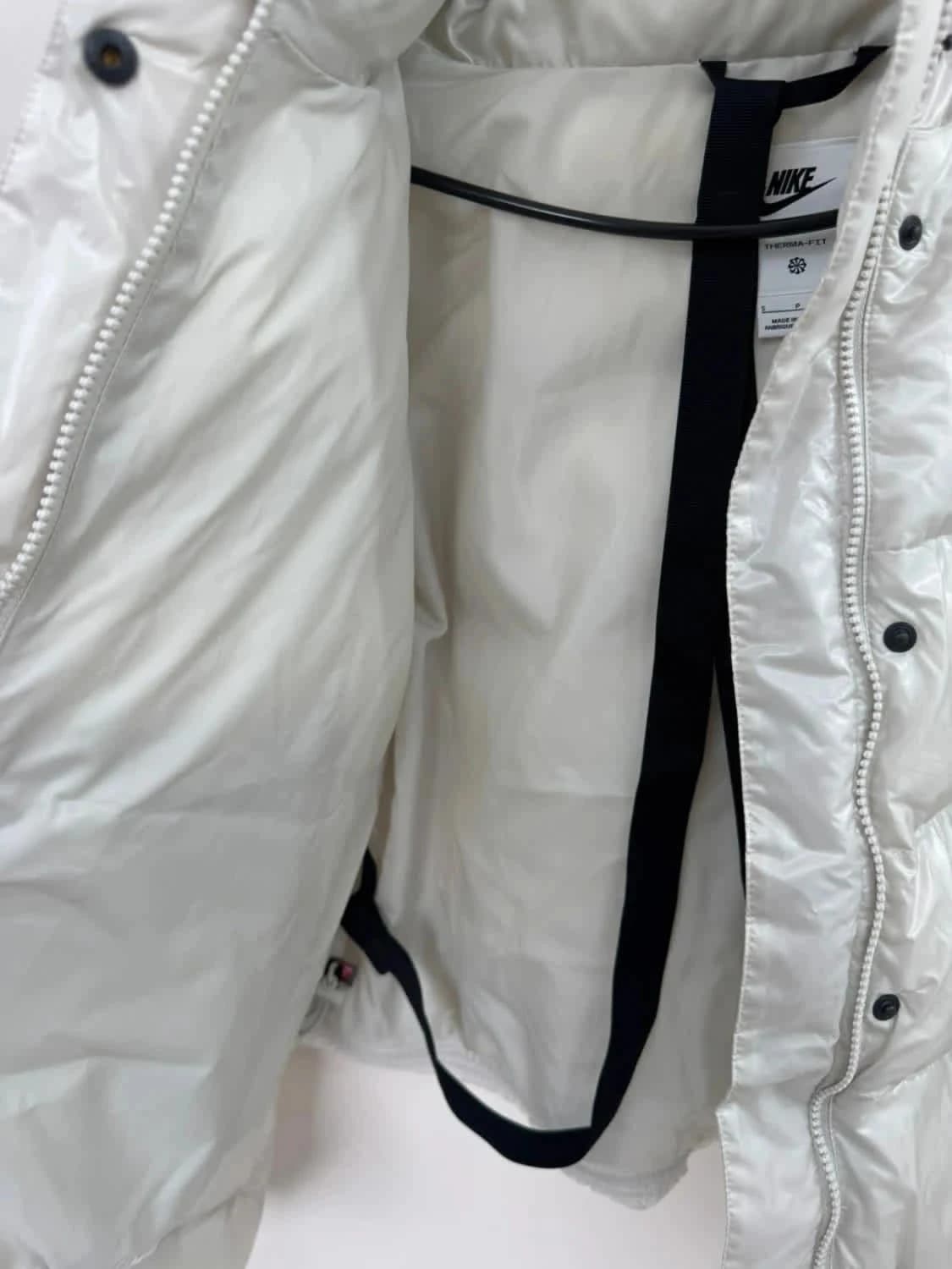 Doudoune matelassée blanche Puffer Nike avec capuche coupe ample Therma-Fit taille S - Photo 10/17