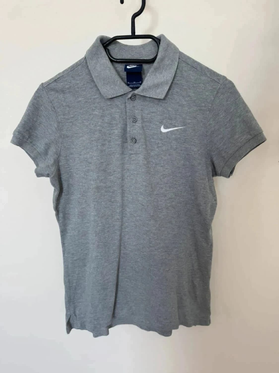 Polo gris Nike swoosh logo brodé blanc taille M - Photo 2/8