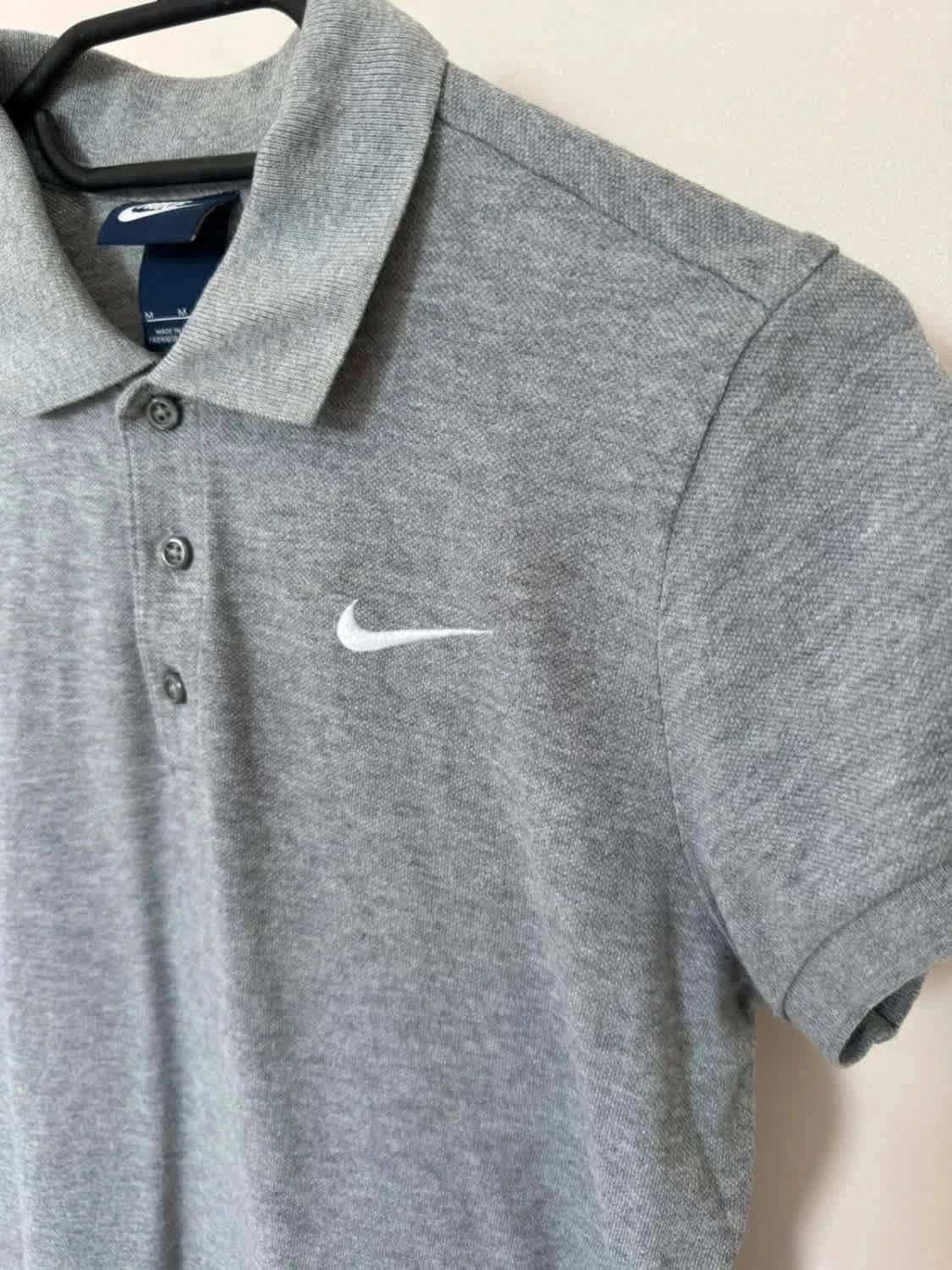 Polo gris Nike swoosh logo brodé blanc taille M - Photo 3/8
