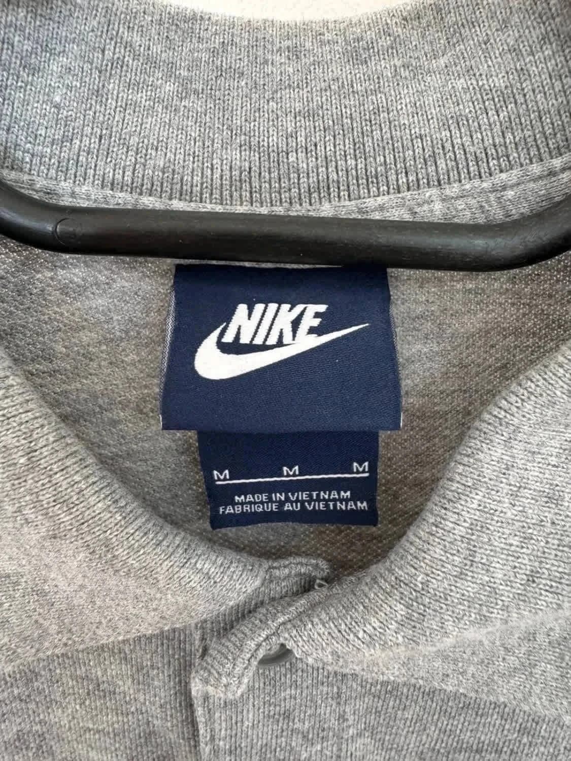 Polo gris Nike swoosh logo brodé blanc taille M - Photo 4/8