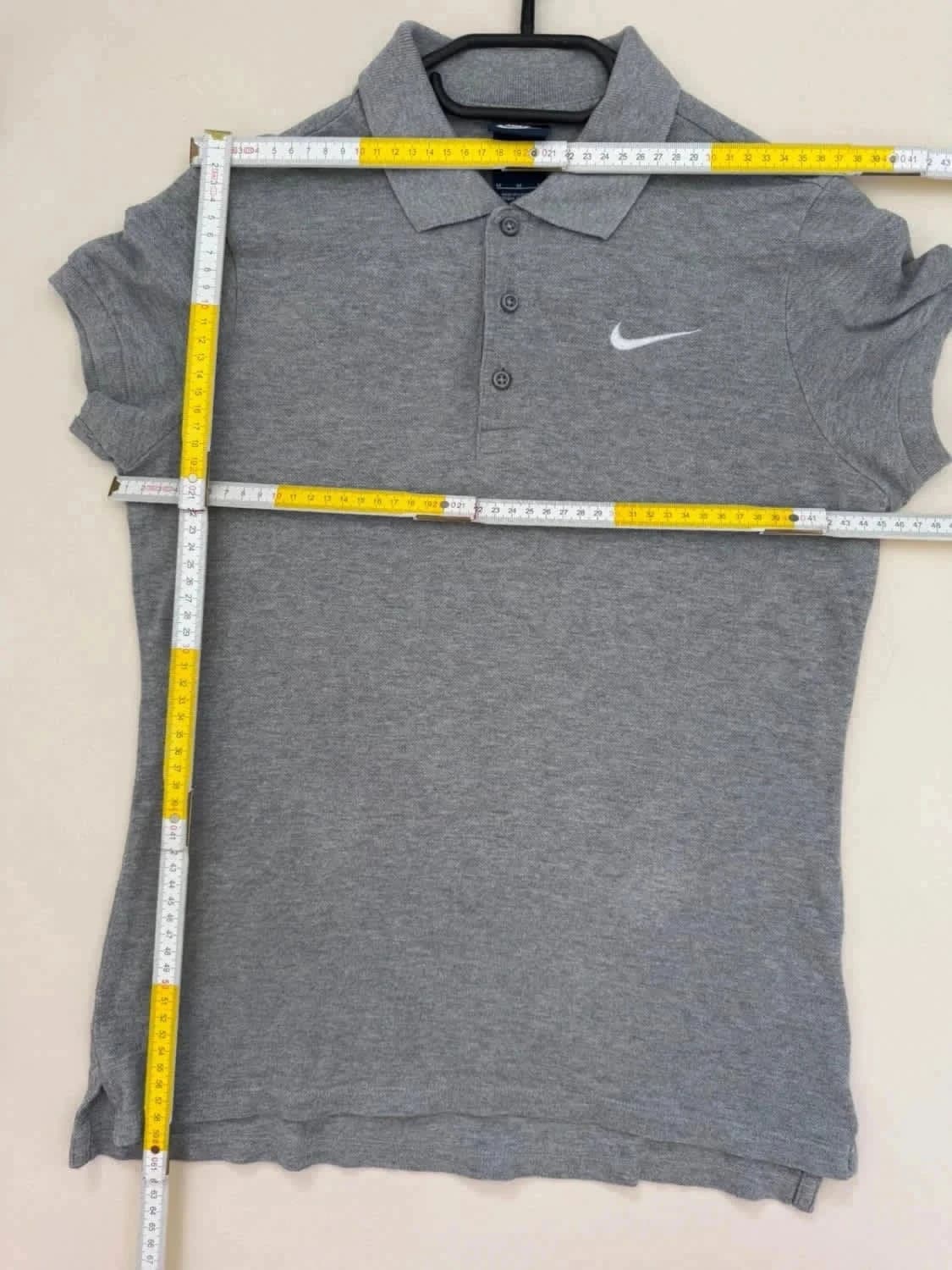 Polo gris Nike swoosh logo brodé blanc taille M - Photo 8/8