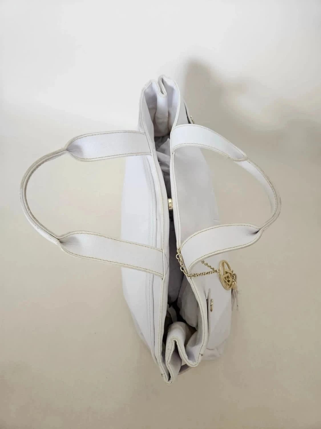 Sac fourre-tout cabas blanc Armani Jeans avec pendentif logo doré AJ - Photo 3/16
