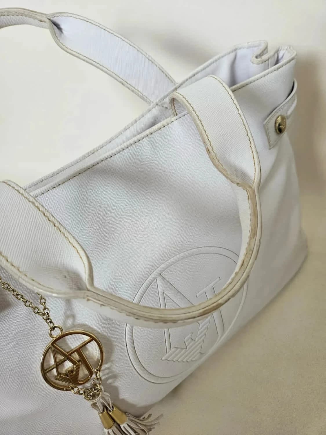 Sac fourre-tout cabas blanc Armani Jeans avec pendentif logo doré AJ - Photo 4/16