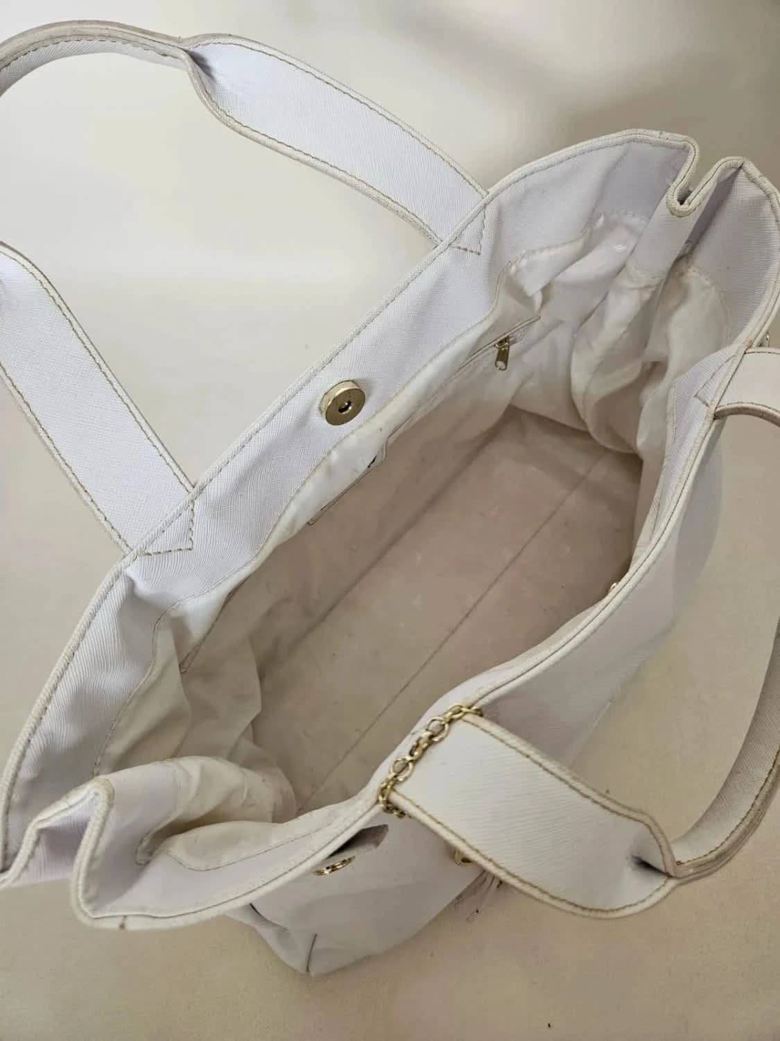 Sac fourre-tout cabas blanc Armani Jeans avec pendentif logo doré AJ - Photo 7/16