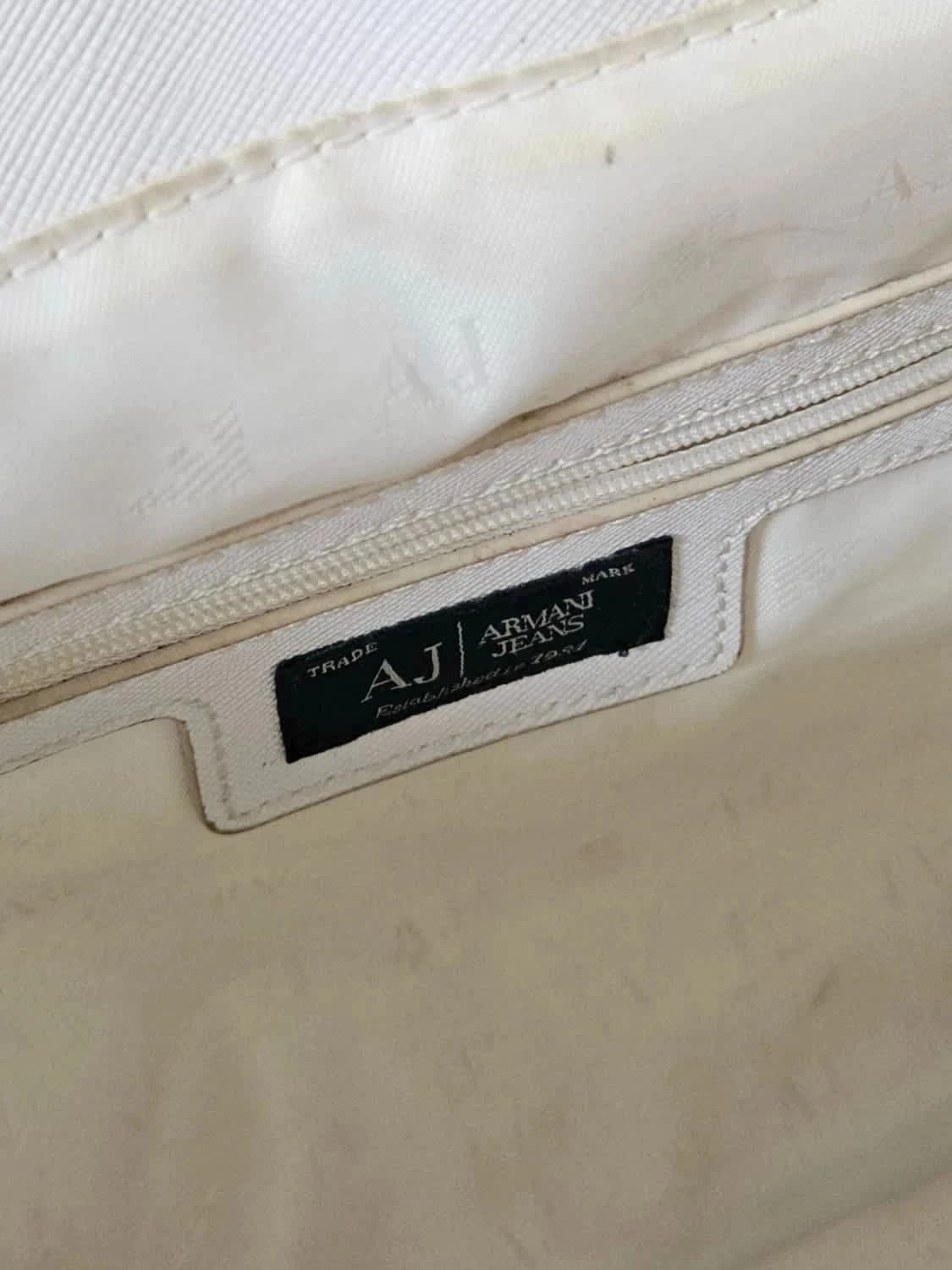 Sac fourre-tout cabas blanc Armani Jeans avec pendentif logo doré AJ - Photo 8/16