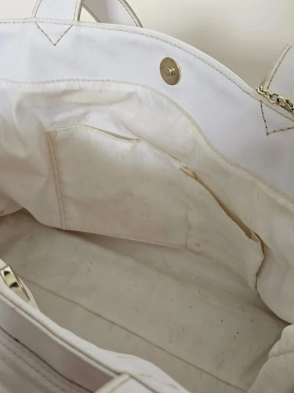 Sac fourre-tout cabas blanc Armani Jeans avec pendentif logo doré AJ - Photo 9/16