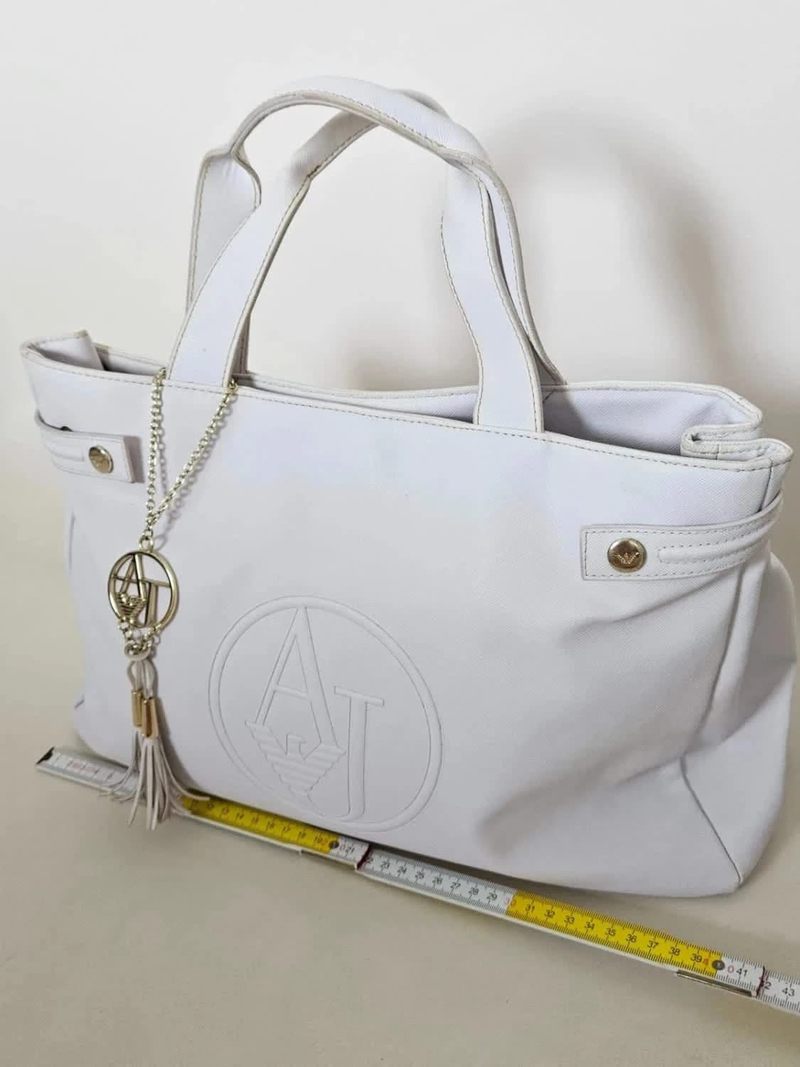Sac fourre-tout cabas blanc Armani Jeans avec pendentif logo doré AJ - Photo 15/16