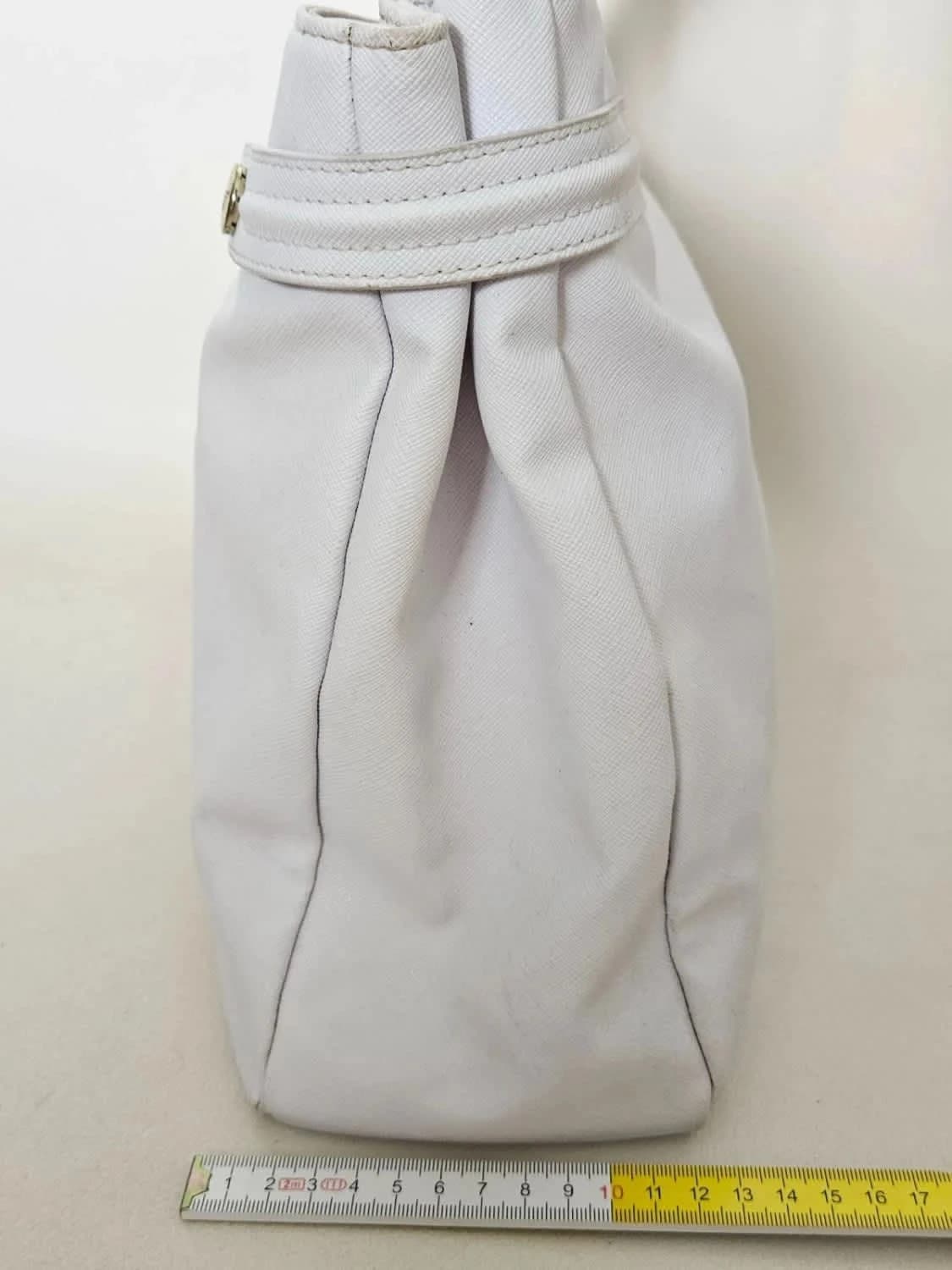 Sac fourre-tout cabas blanc Armani Jeans avec pendentif logo doré AJ - Photo 16/16