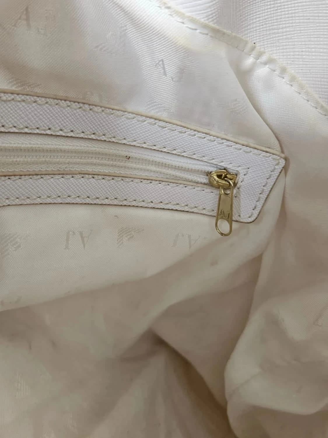 Sac fourre-tout cabas blanc Armani Jeans avec pendentif logo doré AJ - Photo 11/16