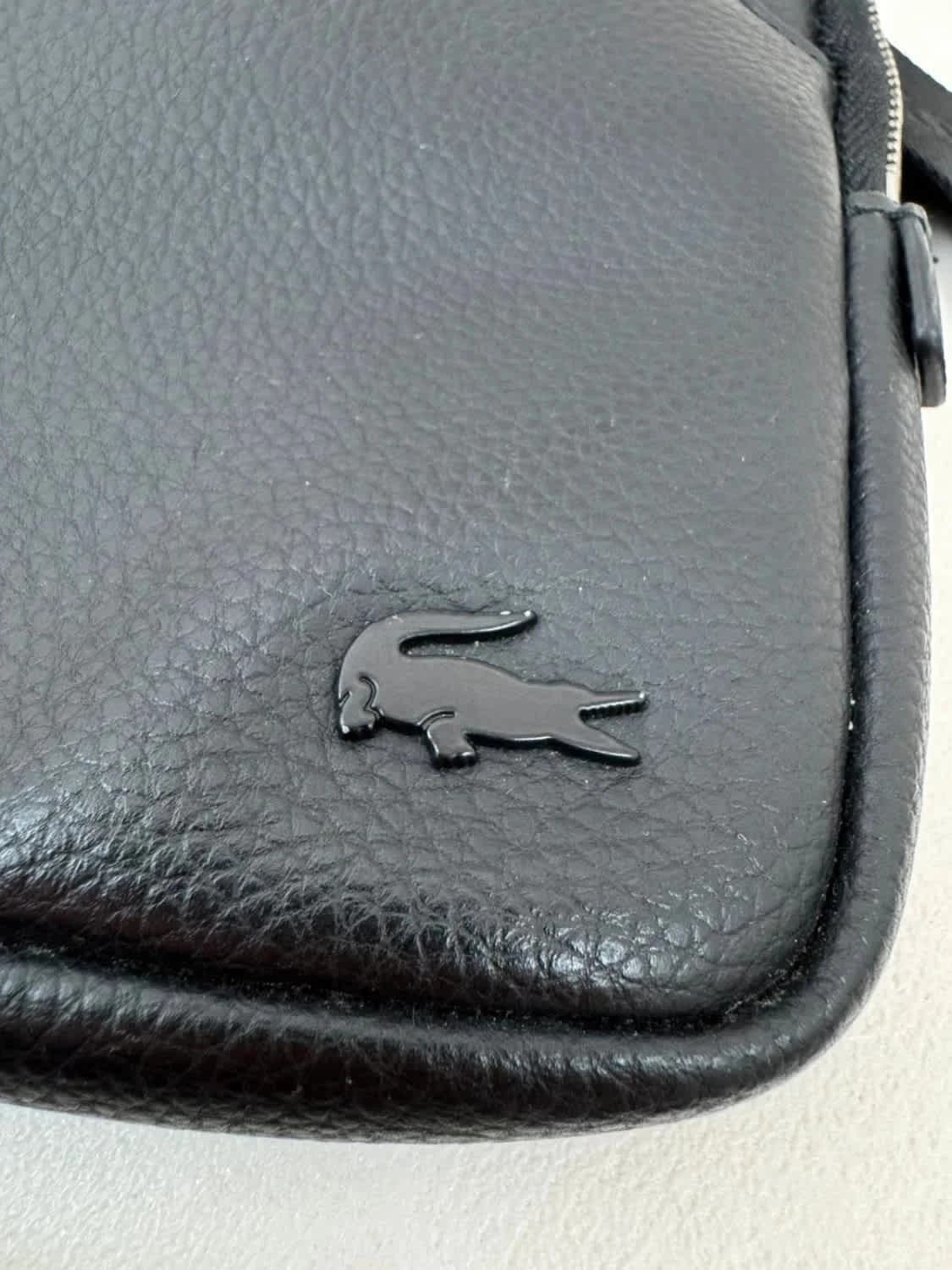 Sacoche noire Lacoste logo crocodile simili cuir - Photo 4/6