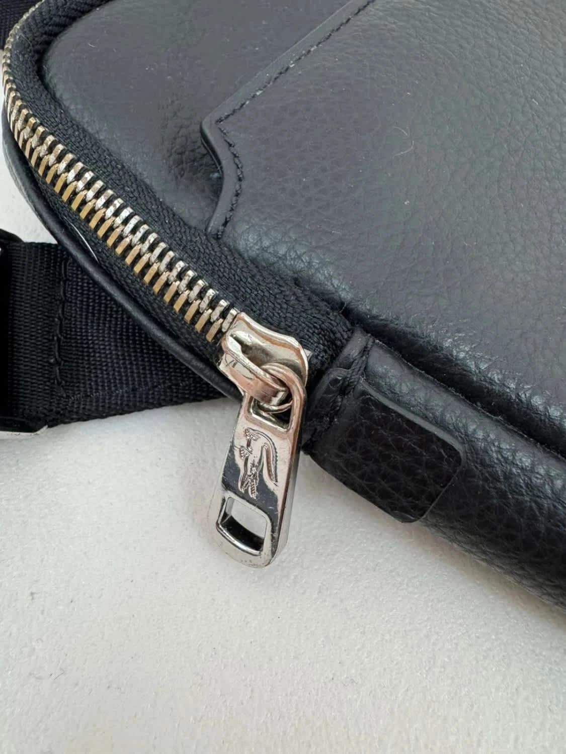 Sacoche noire Lacoste logo crocodile simili cuir - Photo 5/6