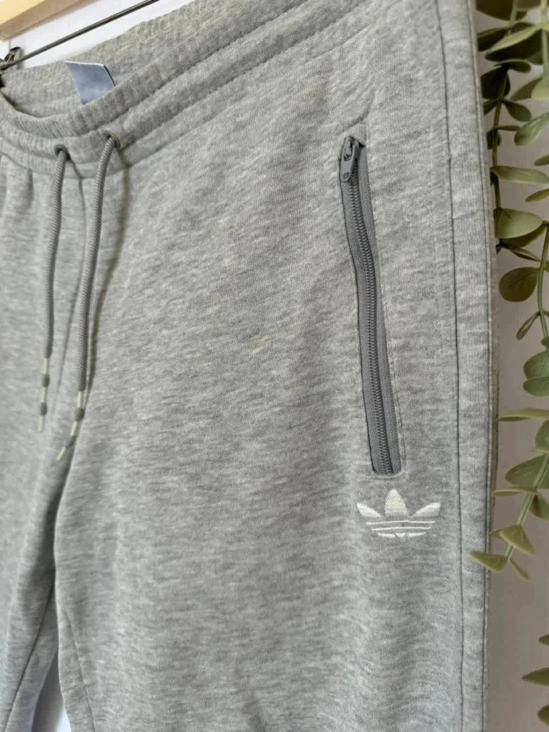 Jogging Adidas gris poches zippées taille 36 - Photo 3/9
