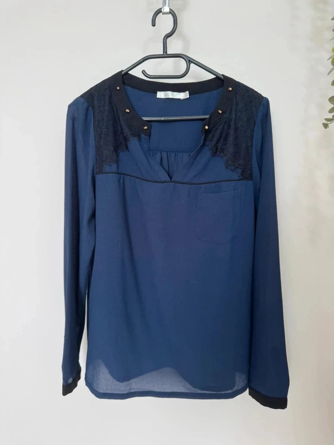Blouse See U Soon bleu marine avec dentelle et détails cloutés manches longues coupe ample - Photo 2/5