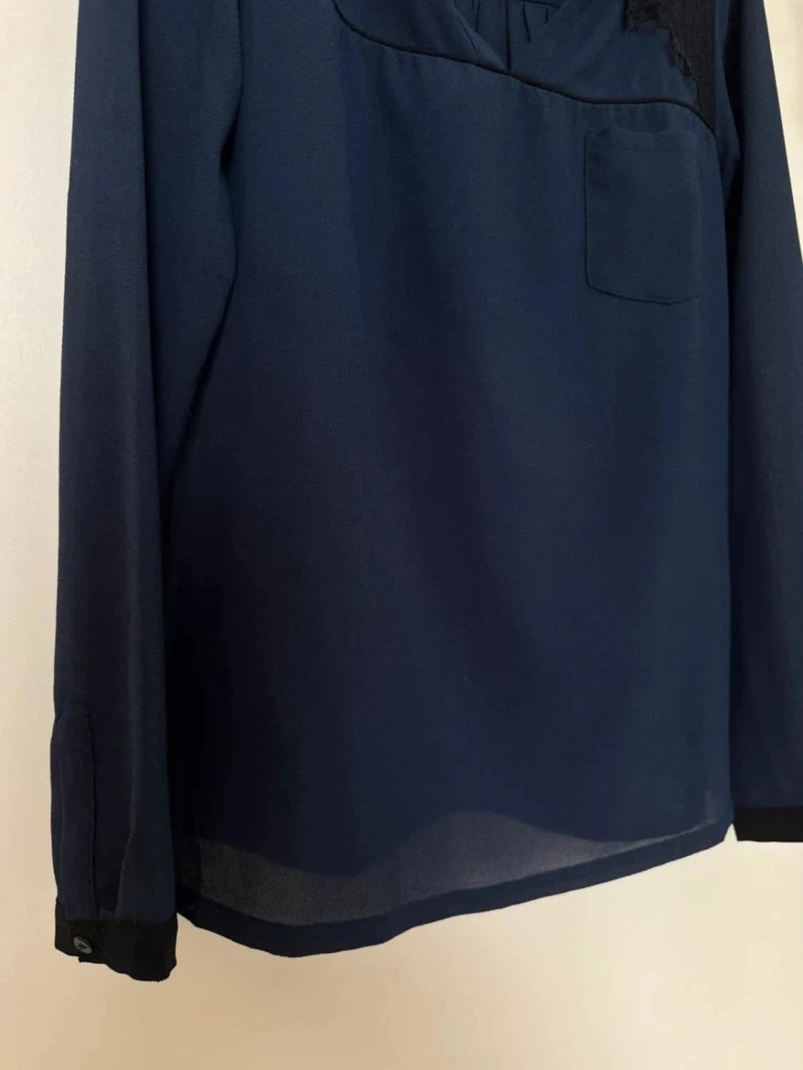 Blouse See U Soon bleu marine avec dentelle et détails cloutés manches longues coupe ample - Photo 4/5
