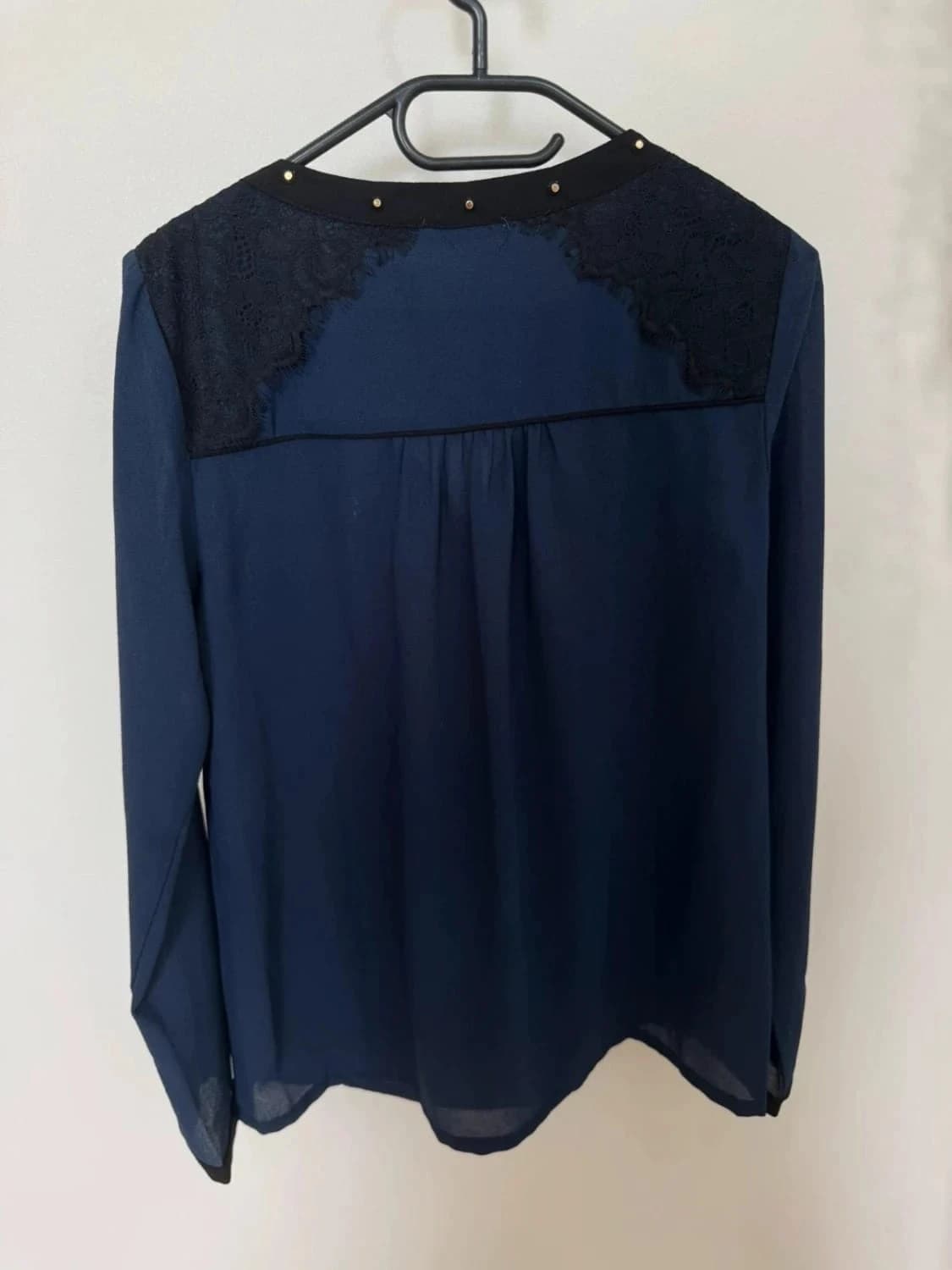 Blouse See U Soon bleu marine avec dentelle et détails cloutés manches longues coupe ample - Photo 5/5