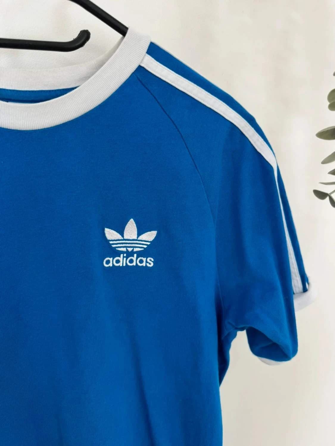 T-shirt adidas Originals bleu bandes épaules col blanc logo brodé taille XS - FP2512166 - Photo 3/6