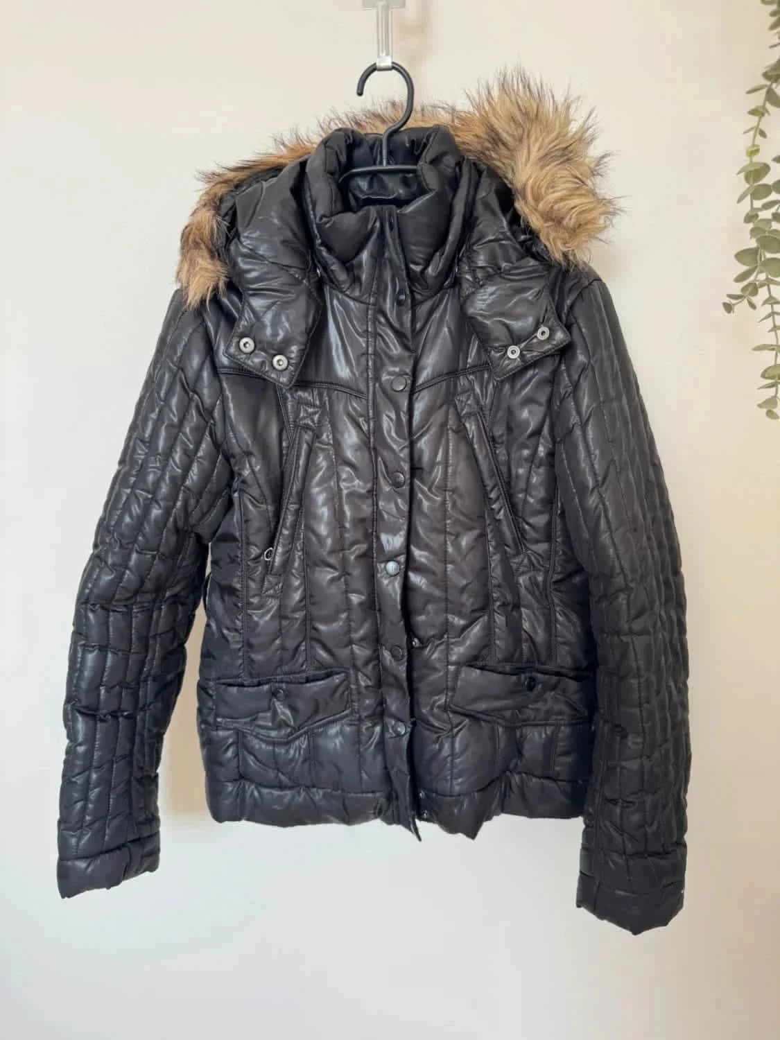 Doudoune noire Tommy Hilfiger à capuche amovible fausse fourrure taille M/L - Photo 2/10