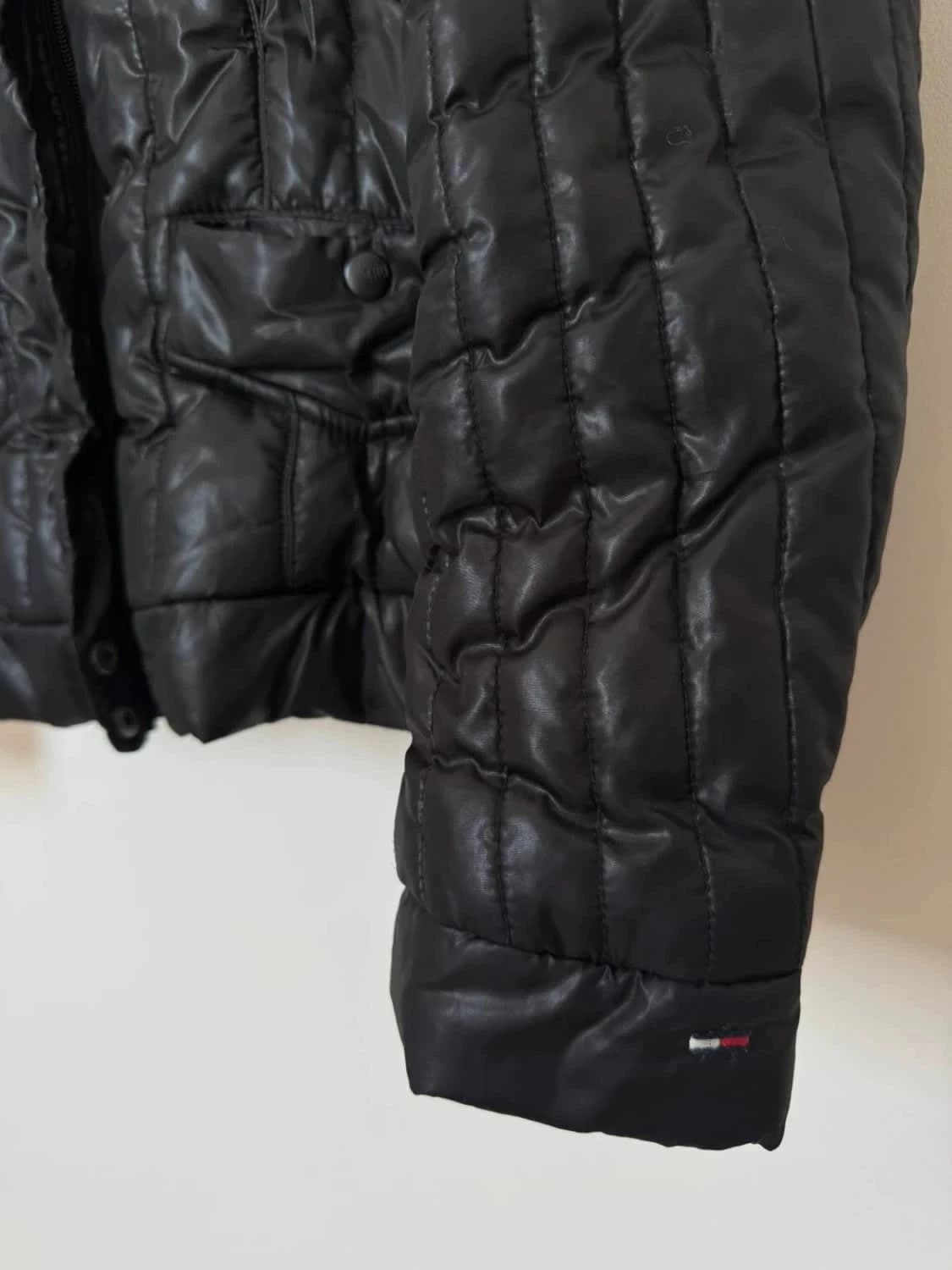 Doudoune noire Tommy Hilfiger à capuche amovible fausse fourrure taille M/L - Photo 3/10